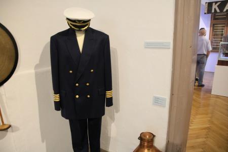 Svečana uniforma upravitelja stroja na ladji Splošne plovbe